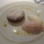 ラ・トルテュ - イチゴの温かいタルト　イチゴミルクのシャーベット