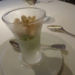 ラ・トルテュ - セロリのグラニテ　ココナッツの焼きメレンゲ