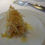 ラ・トルテュ - タコとウドのマリネ　レモン風味　長葱の素揚げをのせて