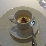 ラ・トルテュ - 枝豆のフラン　新玉葱のピュレ　カリカリベーコン　エストラゴンの香り