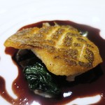 Gaucher - 真鯛のポワレ　赤ワインとフュメ・ド・ポワソンのソース　百合根とほうれん草添え
