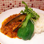 フライパン - ピーマン・茄子は大きくて食べ応えがある。ガリッというスパイスの食感も楽しい