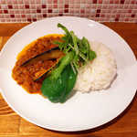 フライパン - ハイカラチキンカレー（￥850）、辛さ＝2ジゲン。熱した油で、スパイスの香りを抽出