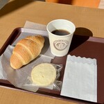 パリクロアッサン - 料理写真:塩パン173円、クッキープレーン129円、ホットコーヒー162円
