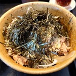 なぜ蕎麦にラー油を入れるのか。 - 料理写真:ポーク肉そば（小）