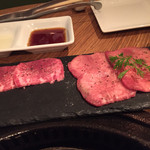 恵比寿焼肉　kintan - タン食ベ比べ、左熟成タン