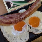 ココス - 料理写真:茜美人の目玉焼き朝定食のベーコンエッグ