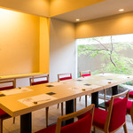 Ochi - 眺めのよい、落ち着いた空間のテーブル席は全12席ございます。上質な時間をお過ごしください。