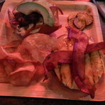 Stinger Ray's Tropical Bar & Grill - ベーコンパインアボガドバーガー