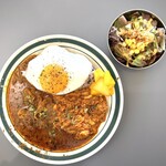 SARU CURRY - 2種あいがけカレー(スパチキ＆パキスタン)1200円税込＋ランチセットサラダ200円＋目玉焼き150円