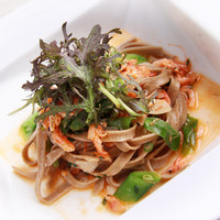 じゃこと九条ネギのそば粉パスタ　赤水菜添え
