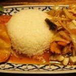 バーンタイ - バイマックルーと唐辛子炒め