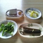 そば切り源四郎 - 左上から、辛味大根、うるいのおひたし、山ニンジンのおひたし、わらび漬け。