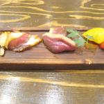 トラットリア ダ コヴィーノ - 突き出し（豚モモ生ハム？、鴨生ハム？、高知産ピーマン）　コペルト￥200