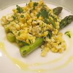 トラットリア ダ コヴィーノ - グリーンアスパラとタマゴ　バター・アンチョビ・ケーパー