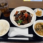 樓外樓 - 「黒酢入り酢豚 ご飯・スープ・漬物セット」1,180円税込み♫