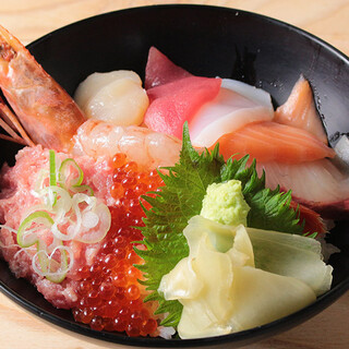 豊洲直送の鮮魚を主役とした海鮮丼。専門店のウニも必見