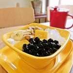 鼎雲茶倉 - 具材もりもりの杏仁豆腐