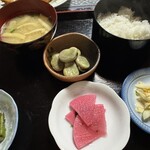 古民家カフェ やまゆりの里 - 白米、漬物、小鉢、味噌汁