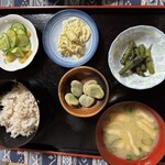 古民家カフェ やまゆりの里 - むかご、漬物、小鉢、味噌汁