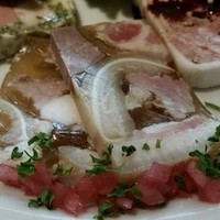 シャルキュ - フロマージュ・ド・テット(豚の頭の煮こごり)。