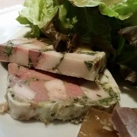 シャルキュ - カイエット・プロヴァンサル(豚のど肉とレバー、ホウレン草のテリーヌ)。