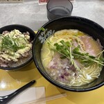 西宮名塩サービスエリア（上り線）フードコート - 料理写真:鶏白湯ラーメン　豚マヨ丼