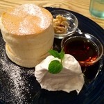 ホワイトスフレパンケーキ★
          #パンケーキ
          見た目のインパクトがすごい！！
          よく潰れずに立ってられますね！！
          大きさ自体は小さいです。
          メープルシロップかハチミツか選べ、私はメープルシロップをチョイス。
          
          
          上にはメープルナッツバターをのっけます。程よい塩加減でレーズンがよいですね！！