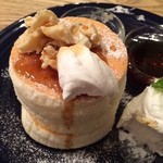 3枚重ねでとても分厚く、一度にフォークでさせないほど。
          口当たりはふわっと、軽やかなのになぜか食べ応えがあるんです。
          とても満足のいく生地感で小さくともそれを感じさせません。
          
          
          生地の味もしっかり感じられ、キーの高い香り。
          
          久しぶりに美味しいパンケーキに出会いました！
          
          