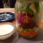 今はやりのメイソンジャーサラダから！
          とても彩りがきれいですが瓶に霜がついてきれいに写らなかったです>_<
          
          さあ、食べよう！！としたのですが食べ方が分からず調べました笑
          
          いろいろと食べ方はあるようですが私は上からドレッシングをかけて混ぜてからお皿にだしました。