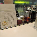Doutomborikamukura - 卓上には唐辛子タレ、おろしニンニク、ラー油が置いてあった。