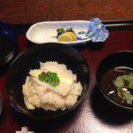 山茶花 - 筍ごはんと赤だし
      タクアンはおそらく深漬けの自家製。