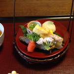 山茶花 - 先付
      全体的に甘い味付けで食べやすい。
      手まり寿司の中の木の芽がアクセント。