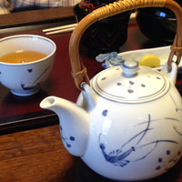 山茶花 - 女性的な急須。
                こういうの好きです。
