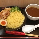 日清ラ王　袋麺屋 - ラ王つけ麺の特盛‼️
袋麺とは思えない美味しさですが、麺はもっと太麺で割りスープ欲しい…
渋谷駅の山手線ホームで期間限定です。