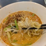祥龍房 - 麺を啜る