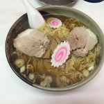 美華楼 - ラーメン大盛り 550円 安いけどチャーシューがドーンと2枚！