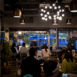 空調の効いた店内で外の景色も堪能できる人気のお席です。