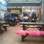 道の駅豊前おこしかけ 満潮うどん - いくつかの店と共有のテーブル席です。