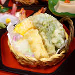 八百彦本店 - たらの芽入りの天ぷら（別容器で天つゆ付き）。日本酒が美味しく呑めます
