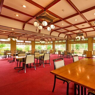 【テーブル席】会社のご宴会や各種お集まりに最適です。