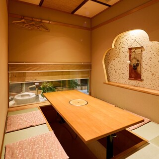 【掘りごたつ】個室をご予約の場合、ご飲食代金の10％を頂戴いたします。