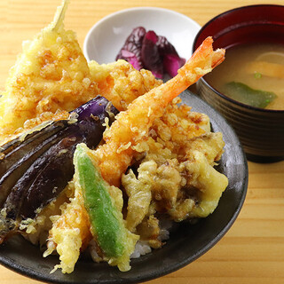 お腹も心も満たされる食べ応えバッチリの天丼。お好きな逸品を