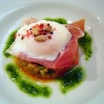 オマージュ - 生ハムの温泉卵のせ盛り合わせ