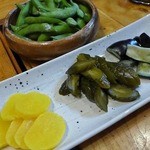 やきとり はる - 枝豆と自家製漬物