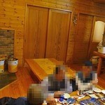 やきとり はる - 広い居間がお店になっています
