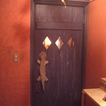 ADOBE CANTINA - 地下の入口。分厚い木製ドア。取っ手が既にメキシカン♪