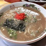 とんこつラーメン よかろうもん - 濃厚スープに紅しょうがと薬味ネギがよく合う