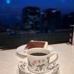 英國屋 - ドリンク写真:シフォンケーキセット(1,360円)
ブレンドコーヒー(1杯お代わり可)