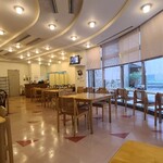 FOUNTAIN - 店内は白い天井、噴水のある中庭に面したガラス張り壁&白壁、淡桃色のタイル&白いタイル&赤いタイル貼りの床、シンプルな食堂ぽい空間、BGM代わりにTV音声が流れています